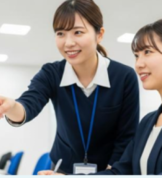 実務研修で指導を受ける社員