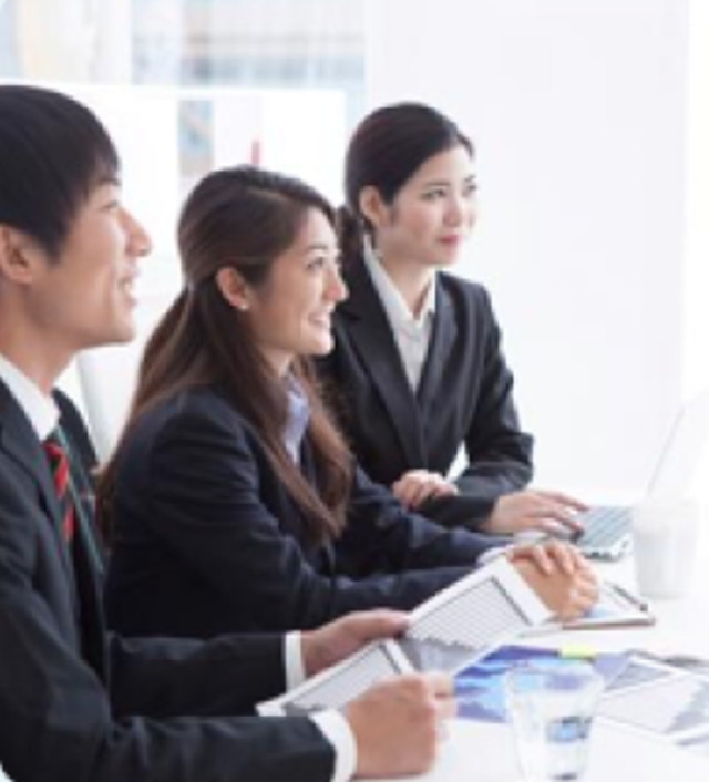 プロジェクト配属後のOJTで業務にあたる社員